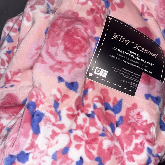 BETSEY JOHNSON TWIN xl ULTRA SOFT PLUSH BLANKET - Picture 2 of 14